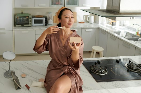 Quelle est la meilleure méthode pour appliquer une crème contour des yeux anti-rides?