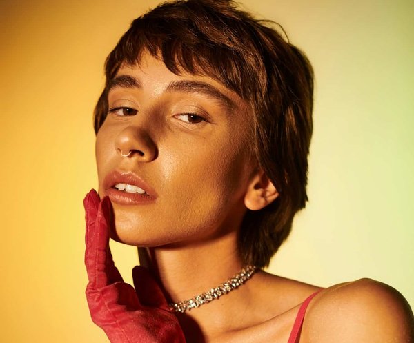 Quelles techniques pour porter des colliers longs sans alourdir la silhouette?