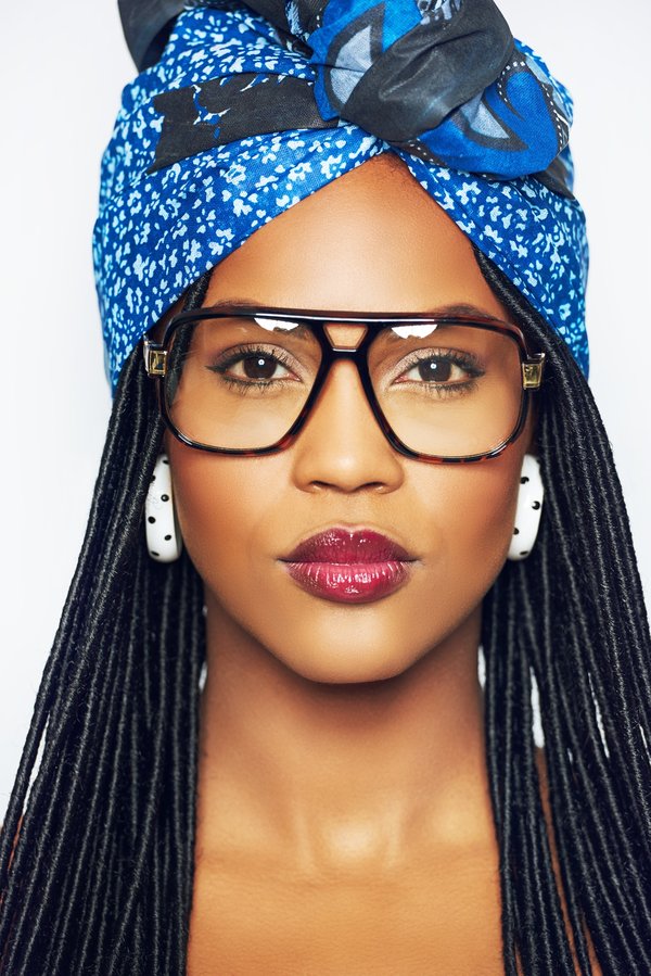 Le carré de soie : un atout charme pour vos cheveux